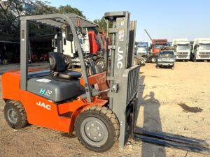 So sánh xe nâng dầu và xe nâng điện: Lựa chọn tối ưu cho doanh nghiệp