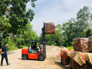 Hướng dẫn cách lái xe nâng an toàn và hiệu quả cho người mới